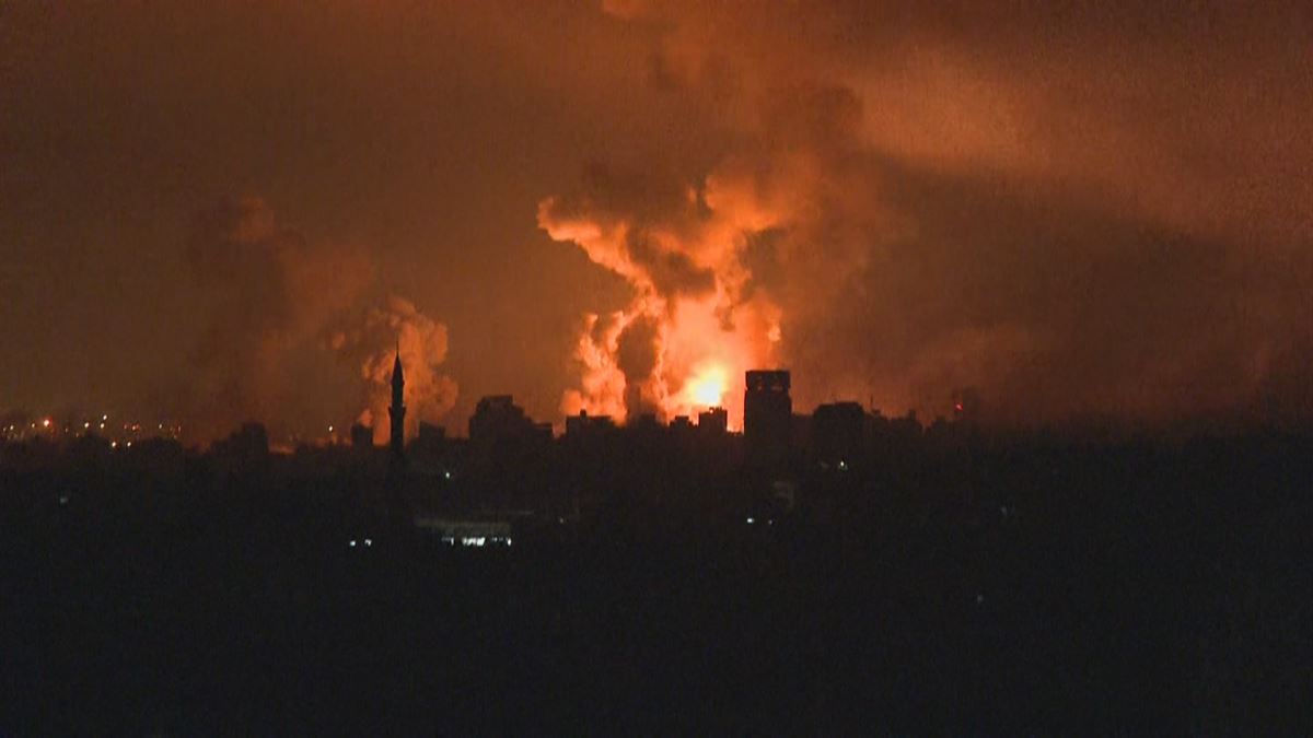 La Franja de Gaza vive otra noche bajo los intensos bombardeos israelíes