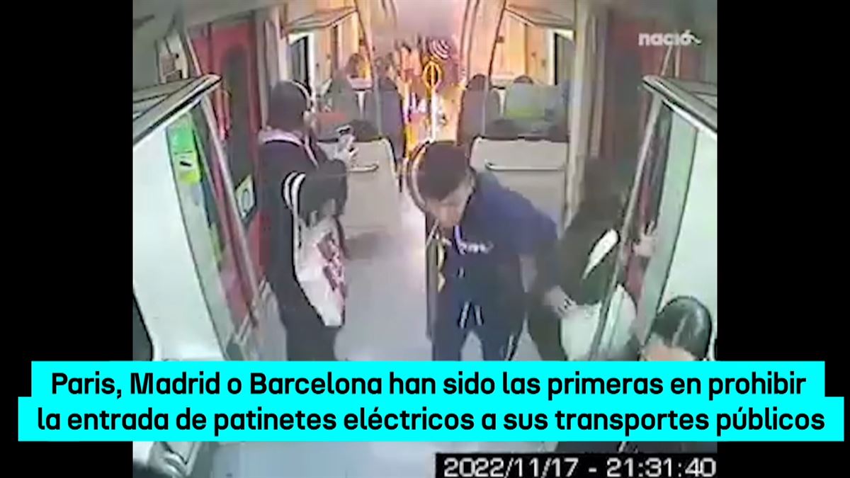 Momento de una explosión de batería de patinete en el metro de Barcelona