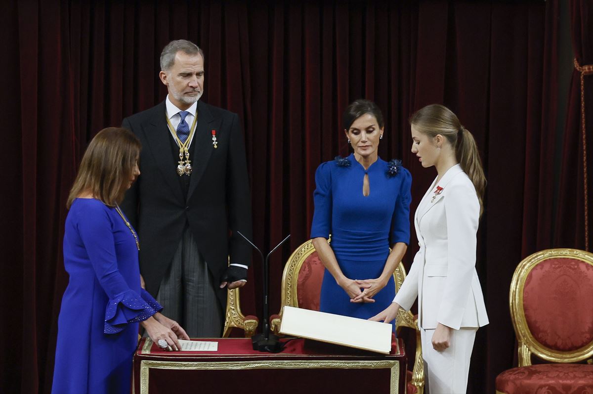 La Princesa Leonor jura la Constitución ante la presidenta del Congreso, Francina Armengol.