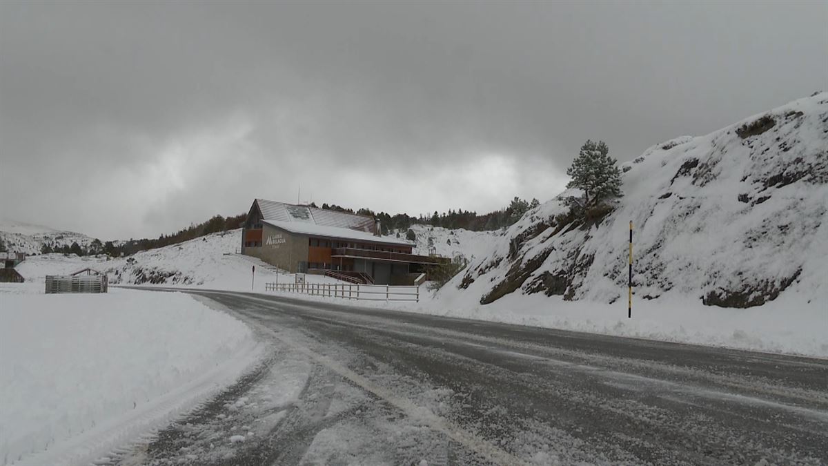 Las primeras nieves han llegado ya al Pirineo navarro. Foto: EITB MEDIA