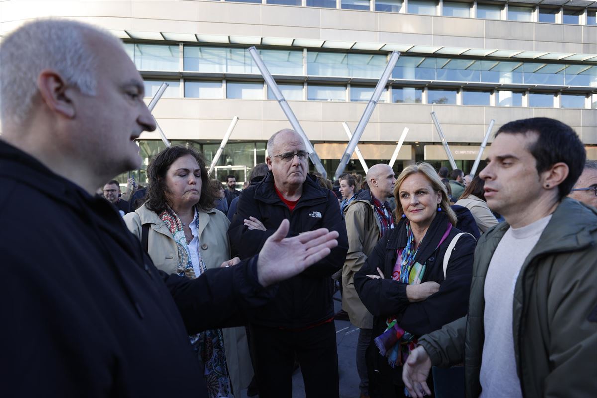 Representantes de la política vasca reunidos antes del inicio de la manifestación. Foto: EFE