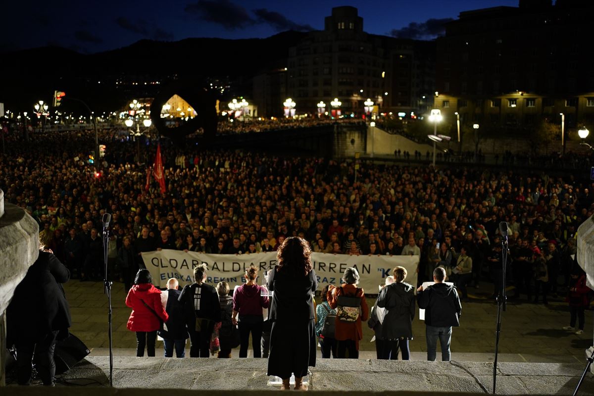 Idurre Eskisabel leen el mensaje final ante el Ayuntamiento de Bilbao. Foto: Kontseilua