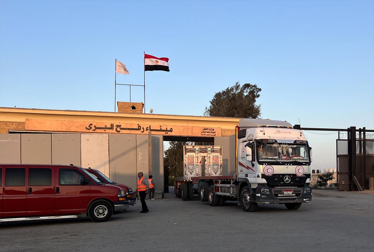 Un camión humanitario cruza el paso de Rafah, hoy. EFE. 