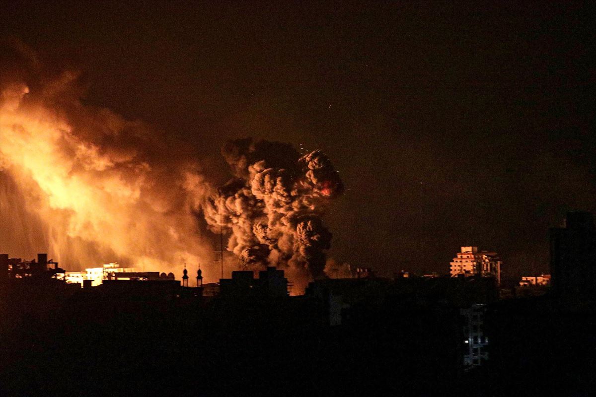 Cae la noche en Gaza bajo las bombas israelíes. EFE. 