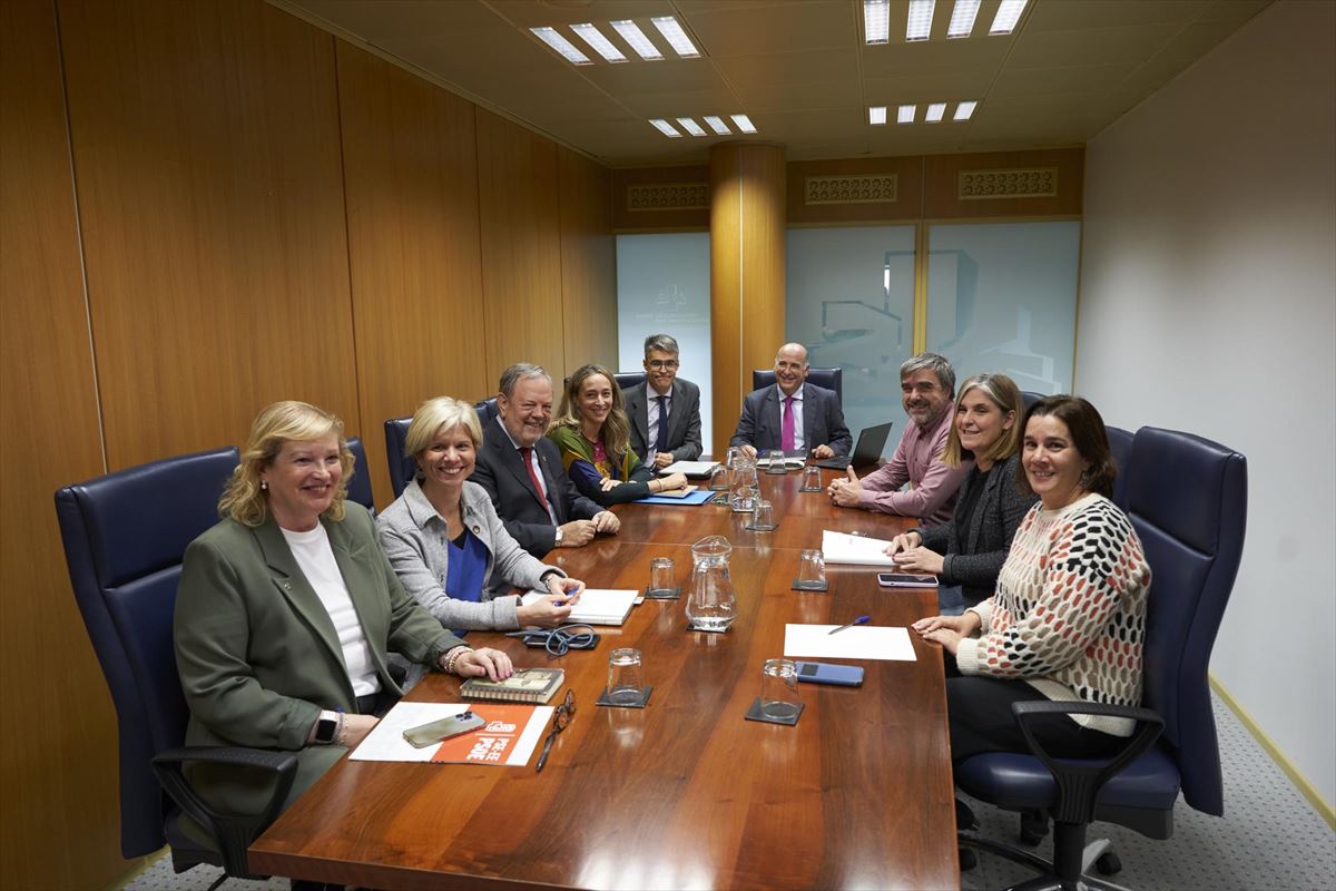 Reunión de las delegaciones del Gobierno Vasco y EH Bildu. Foto: EFE