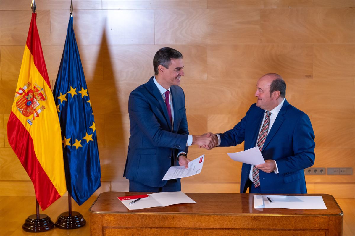 Ortuzar y Sánchez firmaron en noviembre el acuerdo que garantiza los traspasos pendientes. EITB.