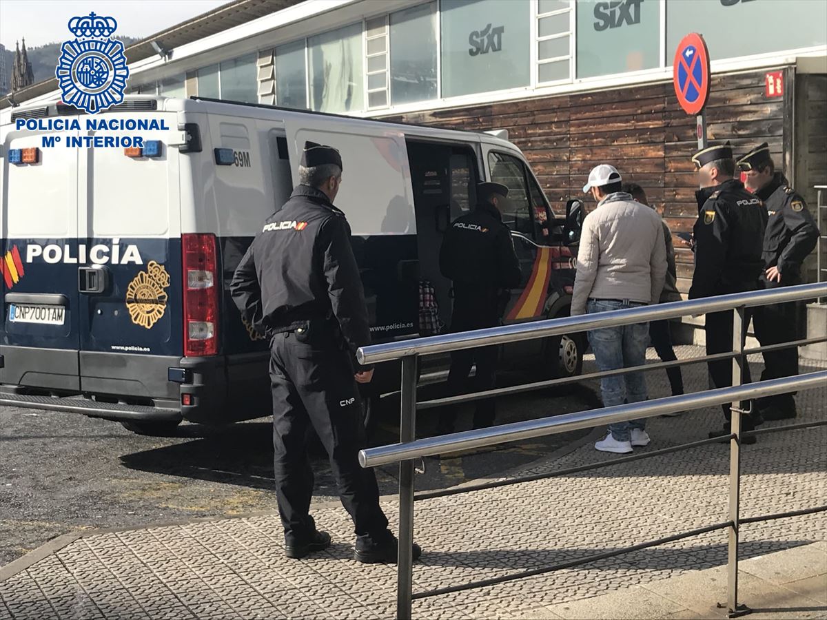 Momento en el que la Policía Nacional detiene al patrón del cayuco reclamado en Canarias