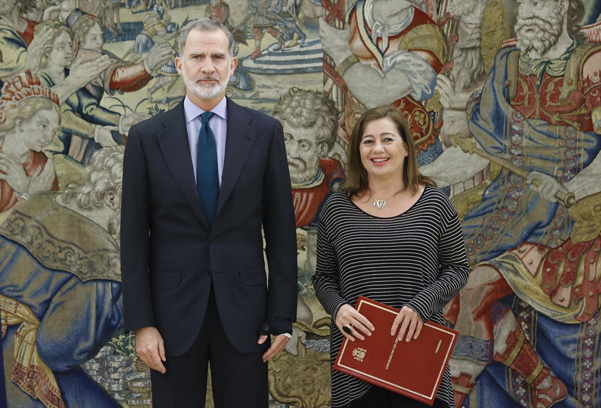 La presidenta del Congreso, Francina Armengol, junto al rey Felipe VI. Foto: EFE
