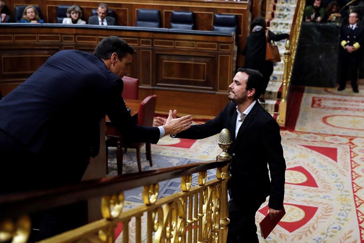 Alberto Garzón saluda a Sánchez en el Congreso. Foto de archivo de EFE. 