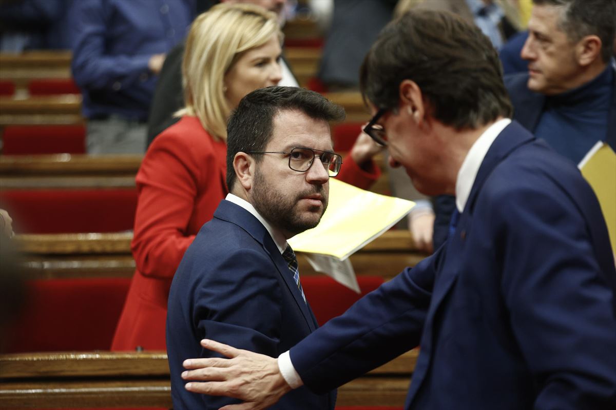 Illa (PSC) Aragones (ERC) agurtzen Kataluniako Parlamentuan. 
