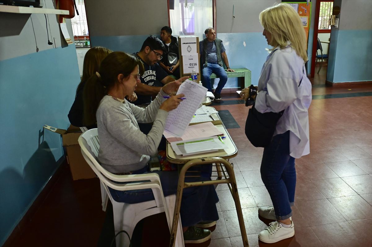 Una mujer vota en un colegio electoral en Buenos Aires. Foto: EFE