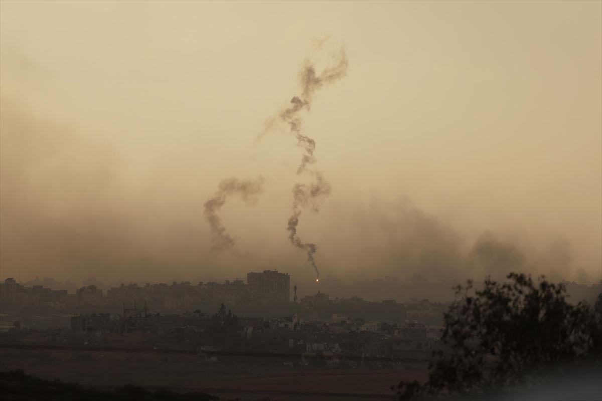 Humareda vista a lo lejos del norte de la Franja de Gaza. Foto: EFE