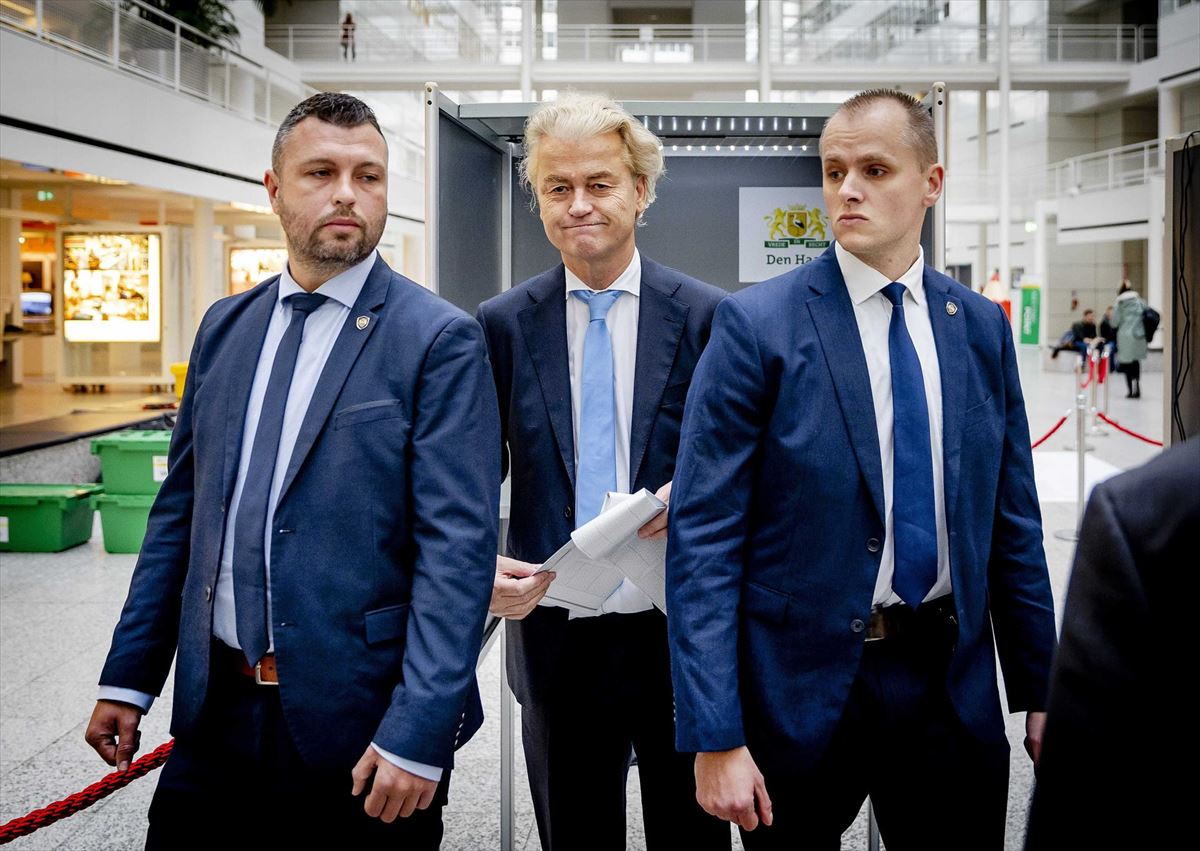 El antiislamista y euroescéptico Geert Wilders en el centro de la imagen. Foto: EFE