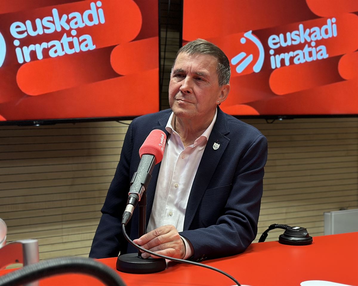 Arnaldo Otegi durante la entrevista en Euskadi Irratia.