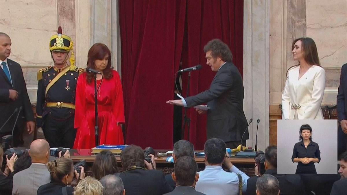 Javier Milei recibe la banda y el bastón presidencial. Foto: EFE