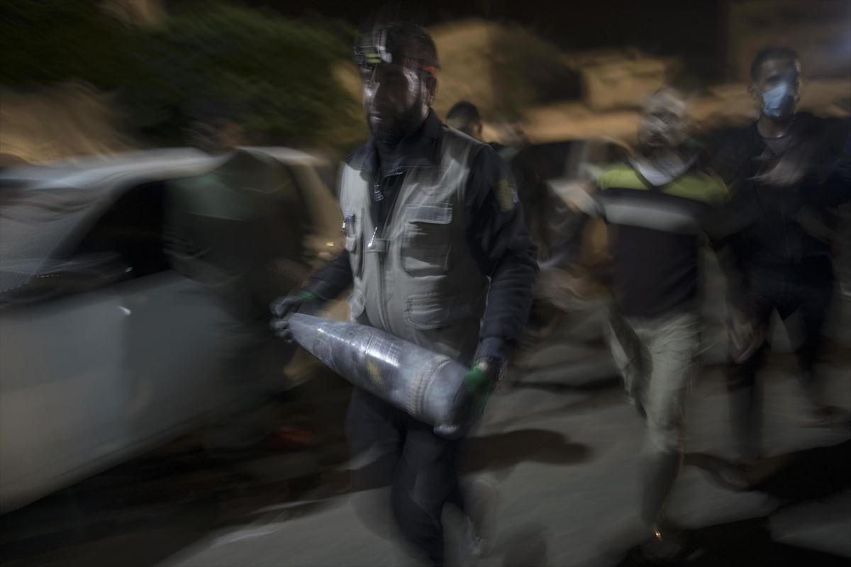 Lehergailu-ingeniari batek jaurtigai bat eramaten du Gazako Zerrendan