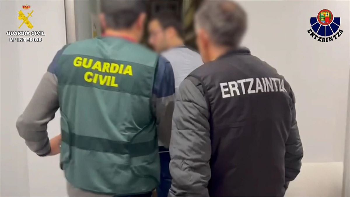 Ertzaintzako eta Guardia Zibileko agenteak, operazioan. 