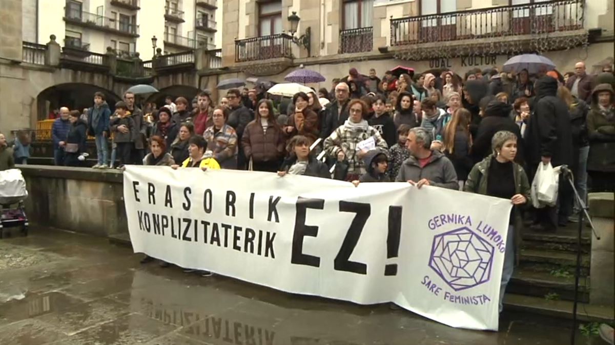 Pancarta tras la cual se ha celebrado la concentración en este sábado en Gernika..