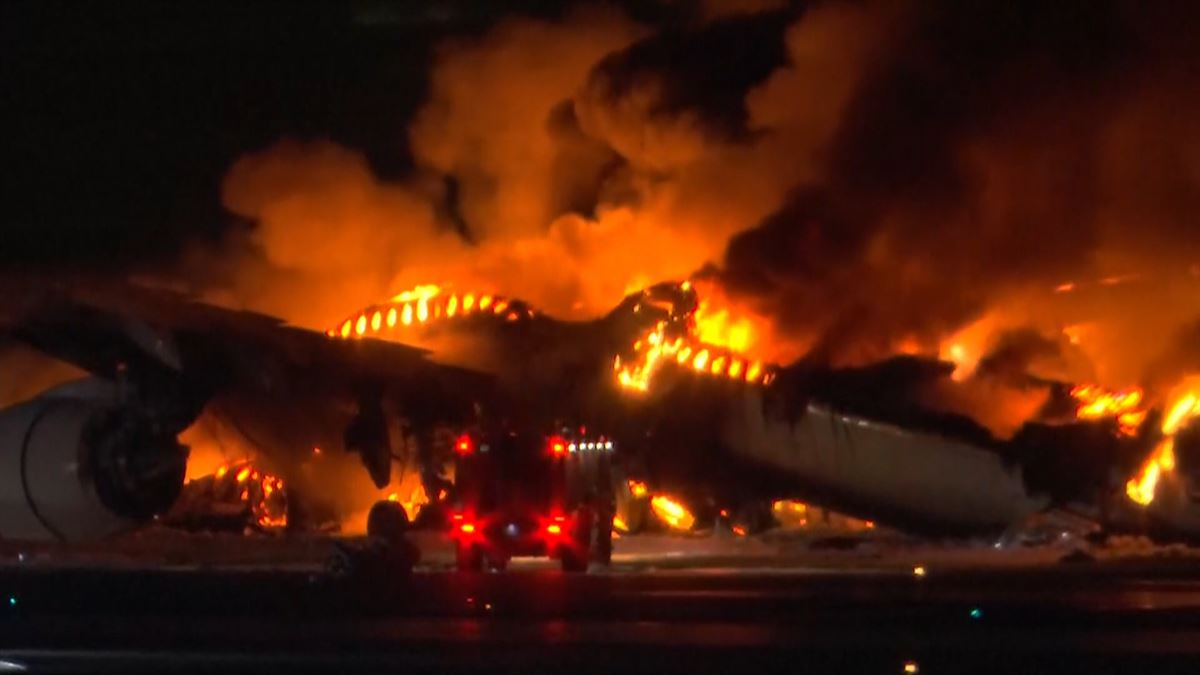 El avión en llamas. Imagen obtenida de un vídeo de Reuters.