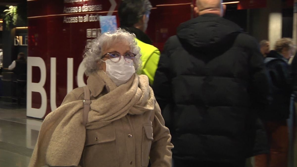 Mujer con mascarilla. Imagen obtenida de un vídeo de EITB Media.