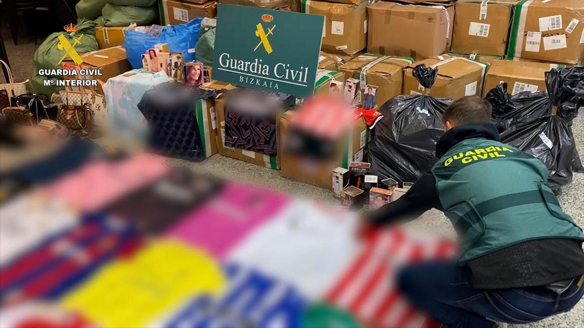Konfiskatutako artikuluetako batzuk. Argazkia: Guardia Zibila