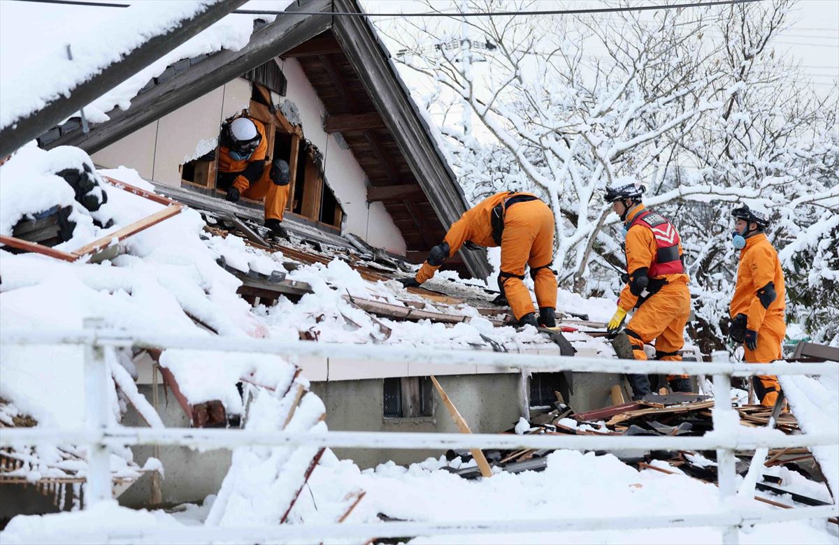 Equipos de salvamento trabajan en Japón una semana después del terremoto