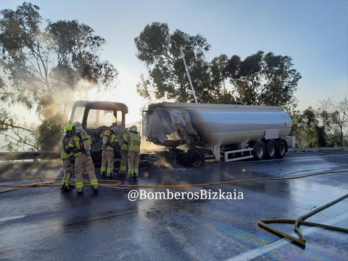 El camión cisterna incendiado hoy en Santurtzi