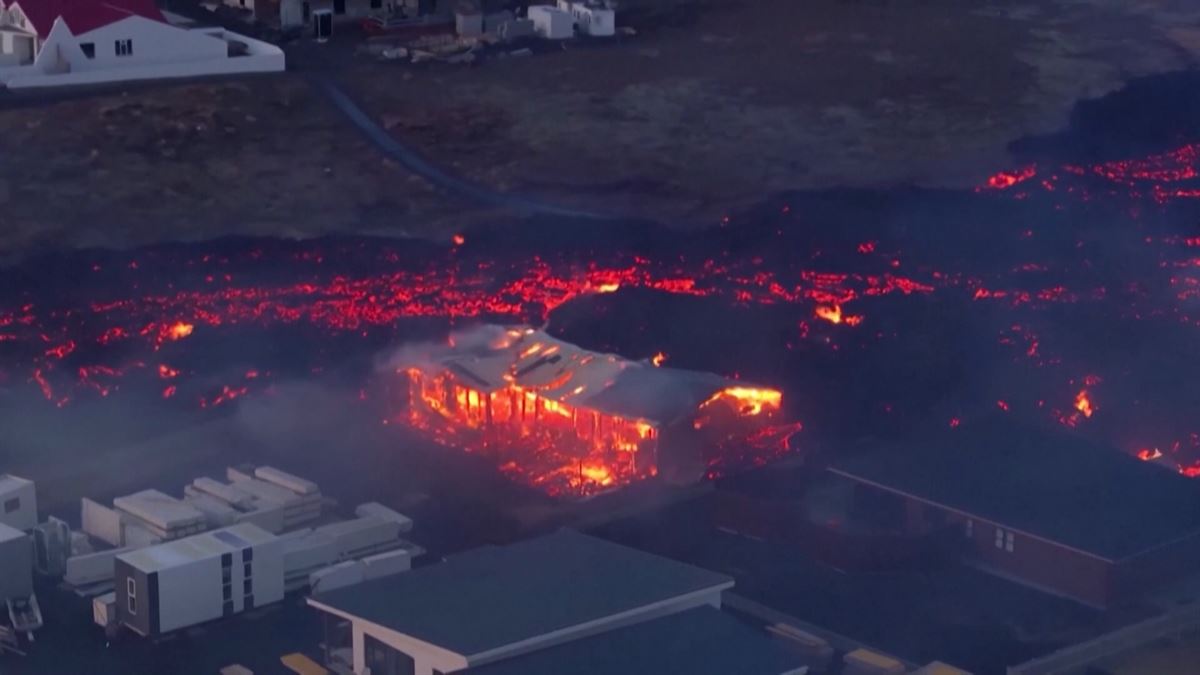 Vivienda destruida por la lava. Imagen obtenida de un vídeo de Agencias.