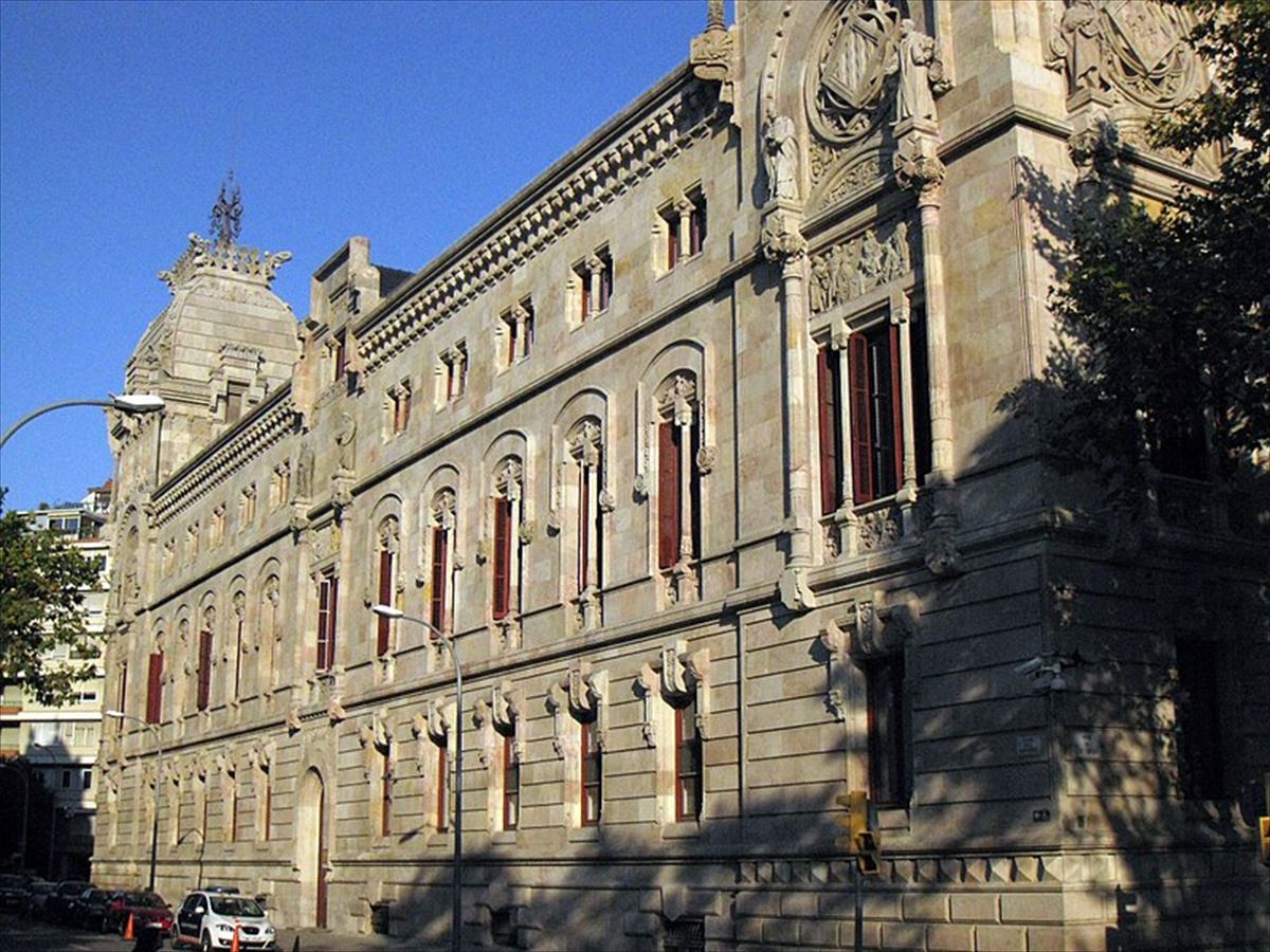 Exterior del palacio de justicia de Cataluña. 