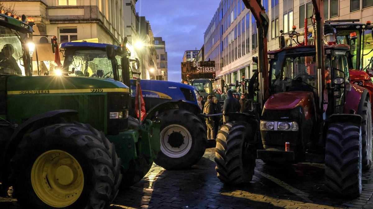 Mila traktorek Brusela blokeatu dute