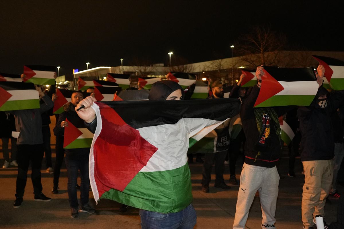 Bandera de Palestina en el Buesa Arena.
