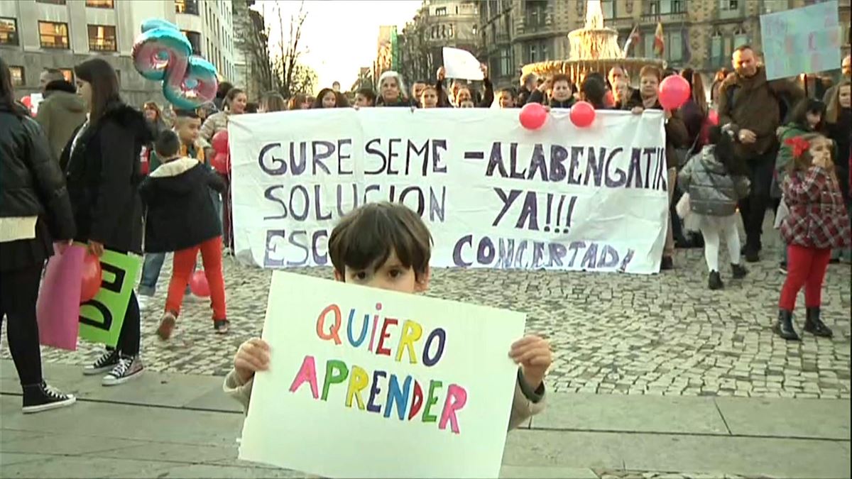 Niño con cartes de 'Quiero aprender' en la marcha de hoy en Bilbao. Captura de imagen de un vídeo de EITB