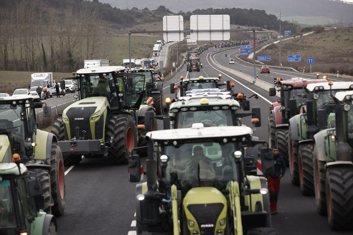Cientos de agricultores han tomado las carreteras con sus tractores. Foto: EFE