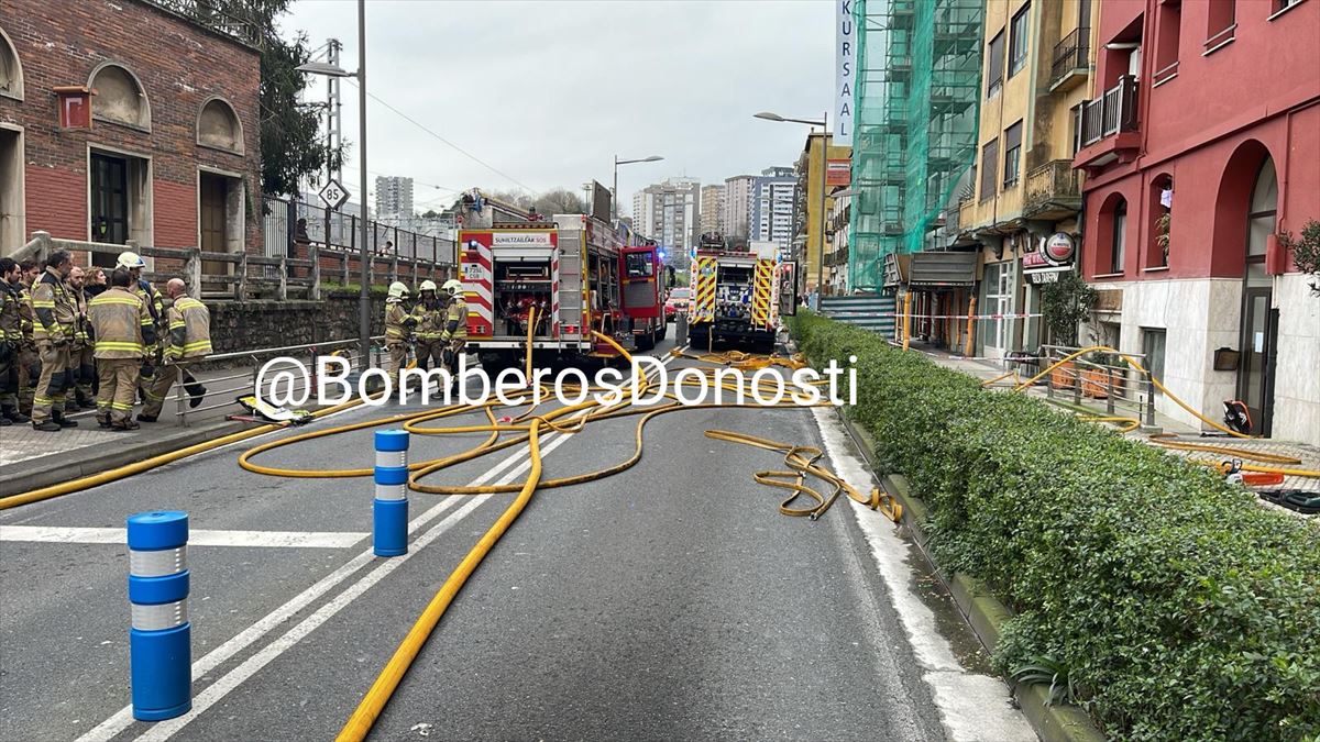 Se han vivido momentos de tensión debido al incendio. Foto: BomberosDonosti