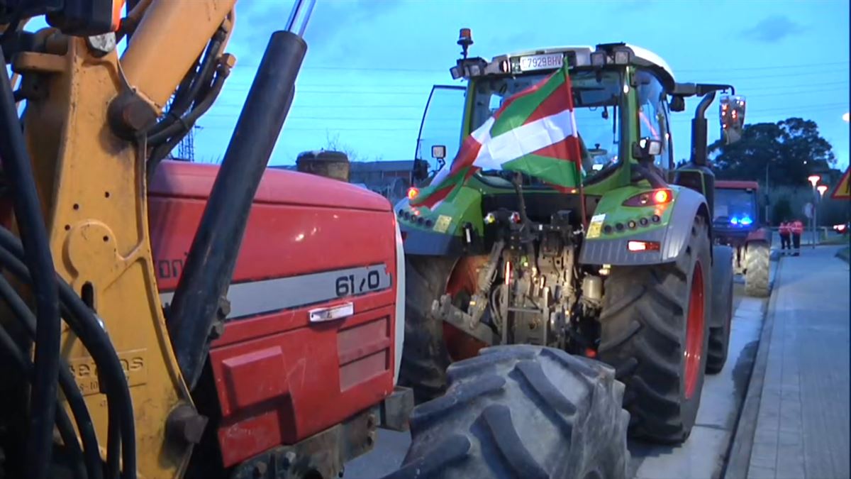 Agricultores sacan sus tractores en la primera protesta convocada en Bizkaia