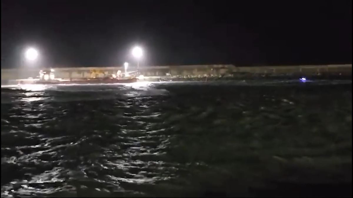Mueren dos guardias civiles tras ser embestida su embarcación por una narcolancha en Cádiz