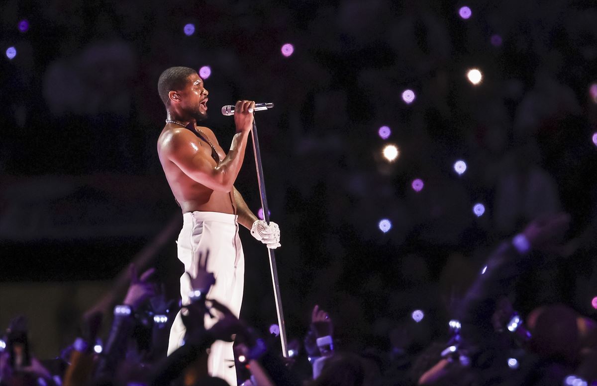 Usher en la actuación que ofreció en la Super Bowl