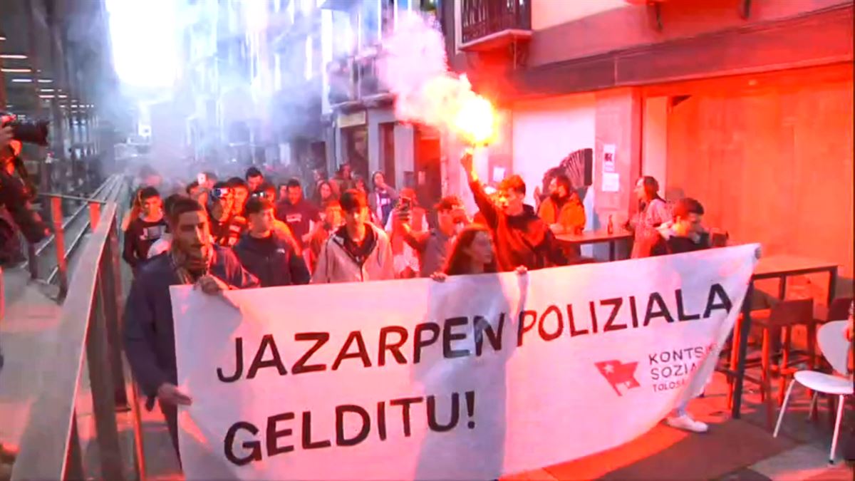 Kontseilu Sozialistak deituta, jazarpen polizialaren kontrako manifestazioa egin dute Tolosan