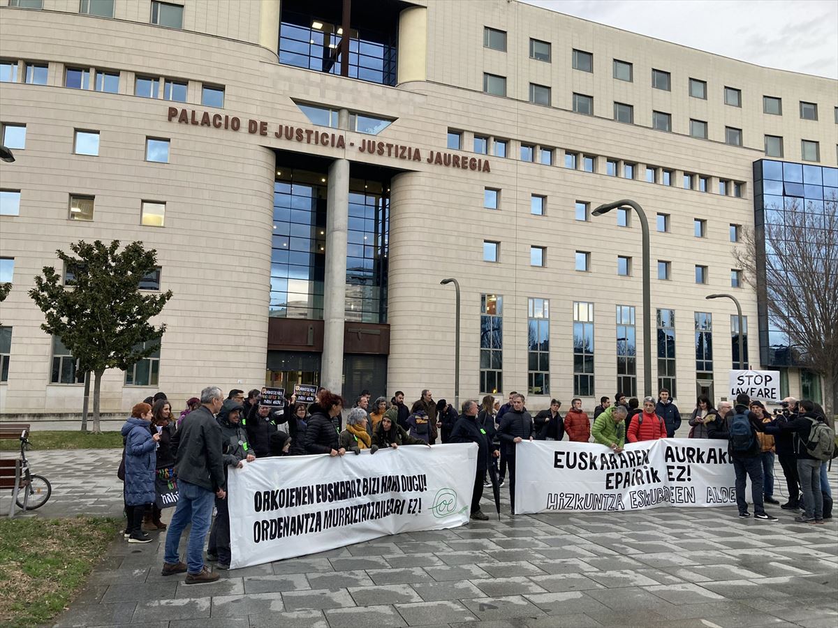 Una concentración en el Palacio de Justicia. Foto: Hizkuntz Eskubideen Behatokia