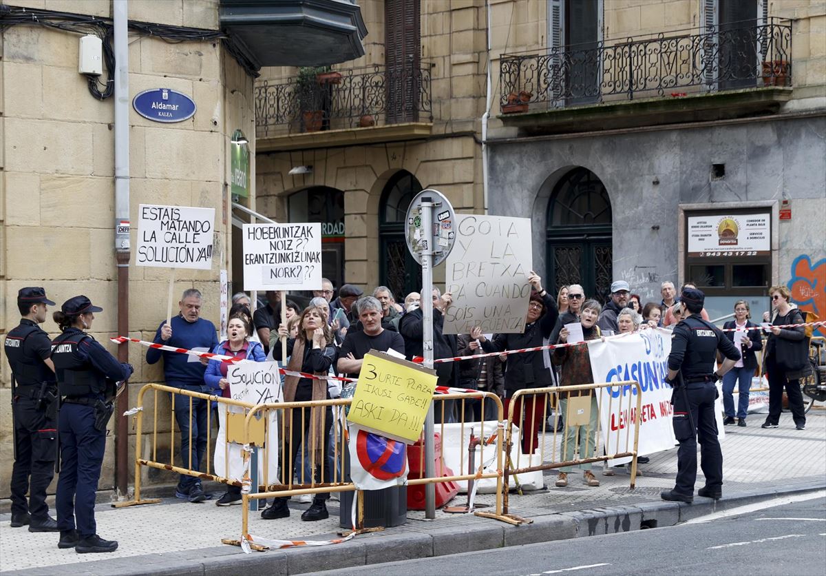 Protesta de los vecinos de la Parte Vieja donostiarra. Foto: EFE