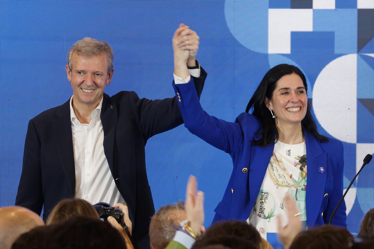 Rueda, junto a Prado, saluda tras resultar ganador de las elecciones 