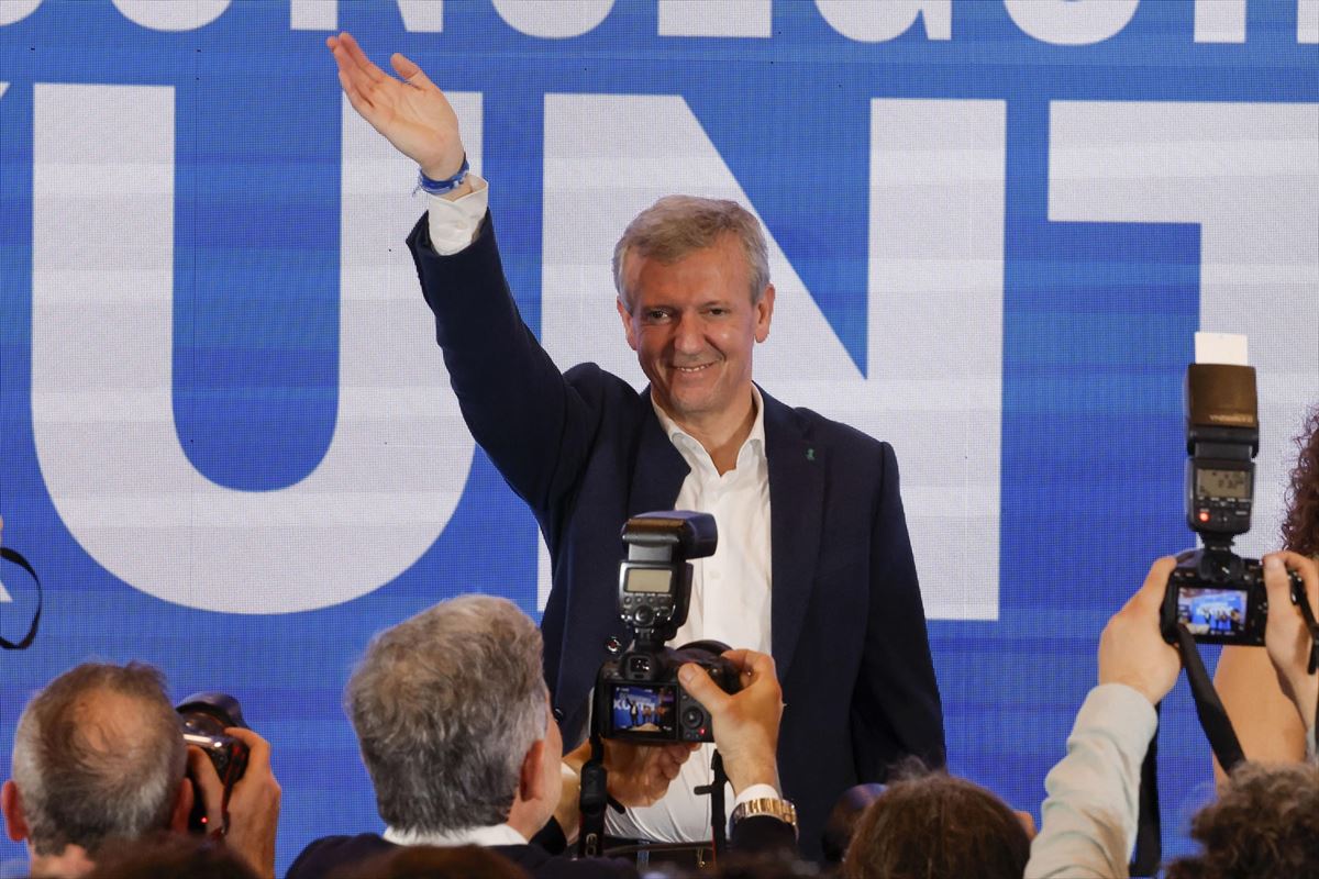 Dirigentes del PP aplauden al candidato Alfonso Rueda, en videollamada. Foto: EFE