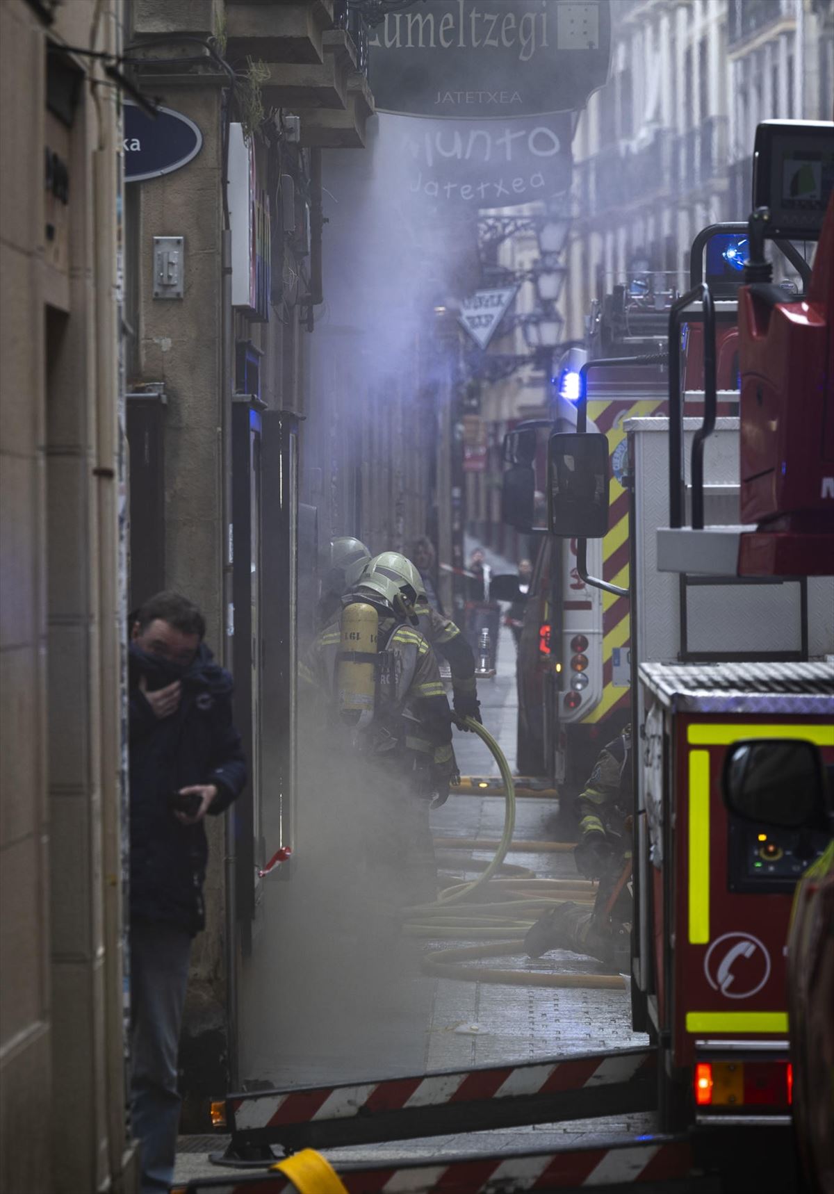 Incendio en un bar de San Sebastián. Foto: EFE