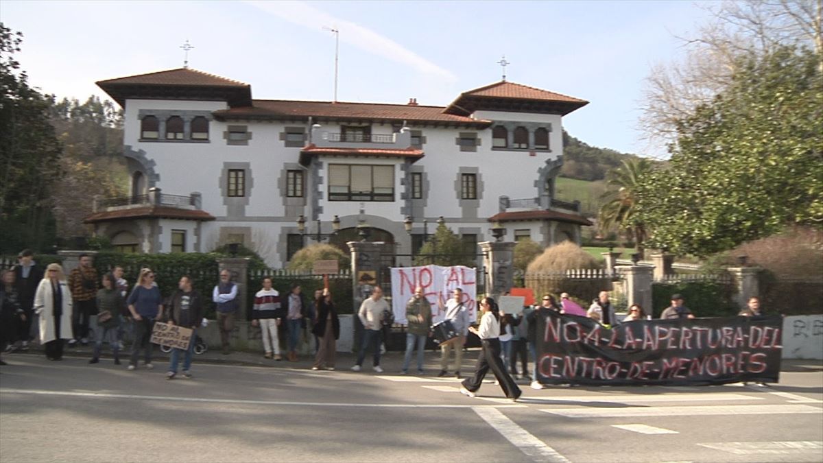 Protesta en Sopuerta en contra del centro de acogida que la Diputación pretende abrir