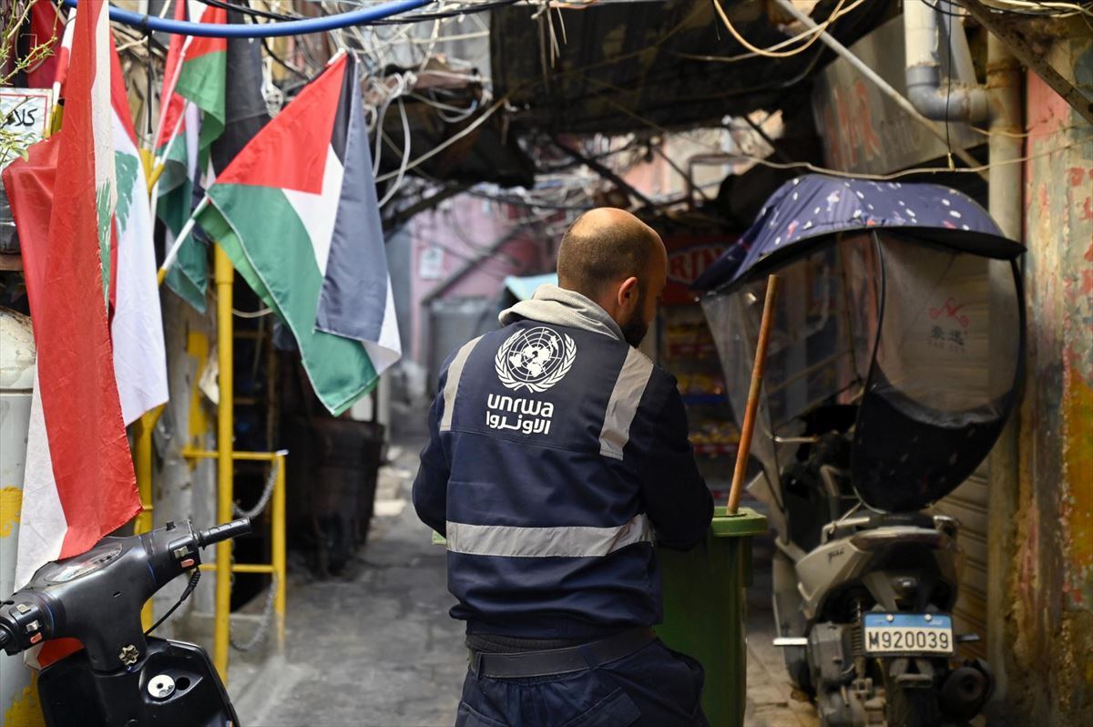 Un trabajador de UNRWA trabajando en un campo de refugiados palestinos en Beirut, Líbano. EFE. . 
