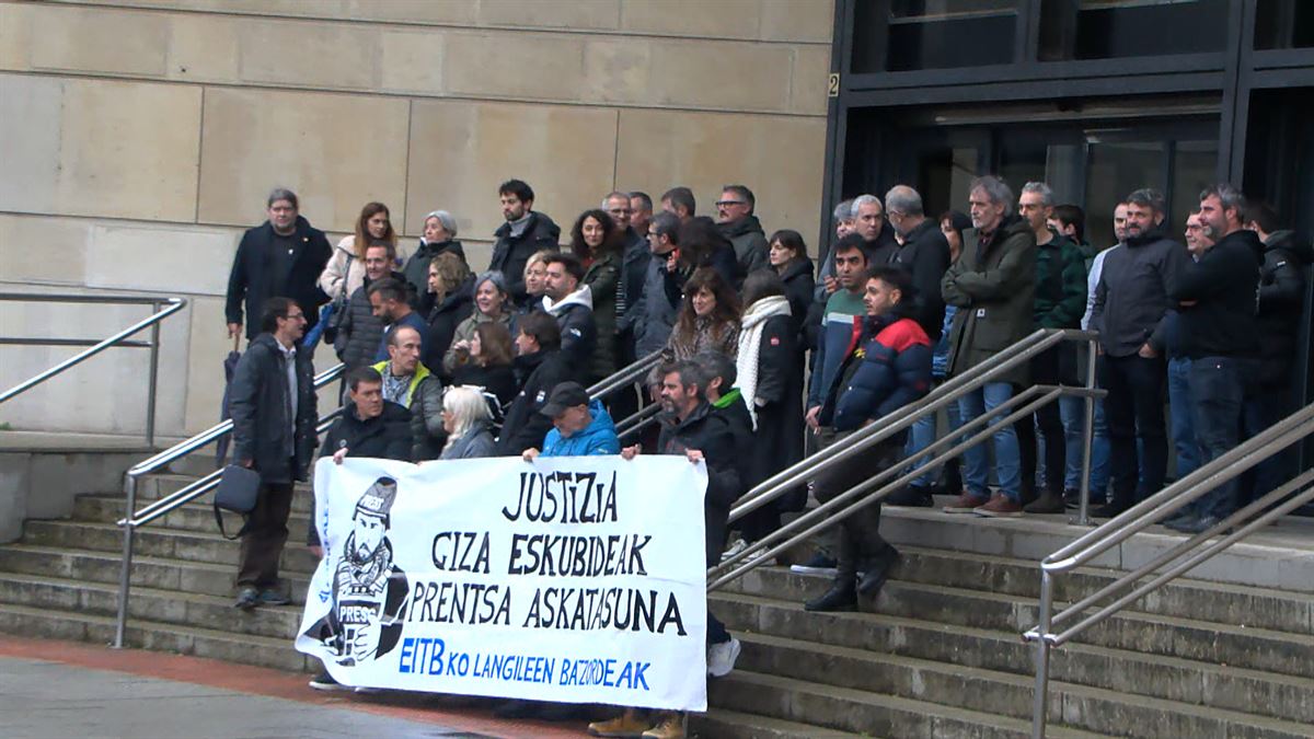 Concentración de los trabajadores de EITB para denunciar la situación del periodista vasco Pablo González