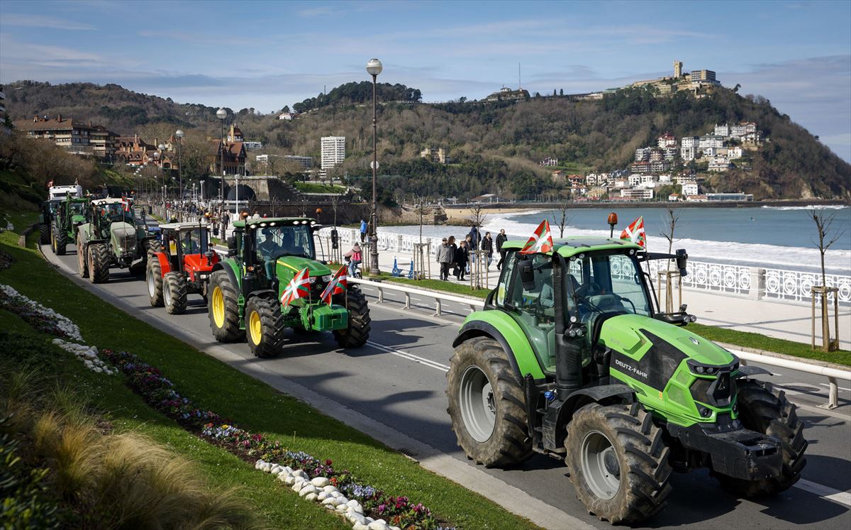 Tractores en la Concha. Foto: EFE
