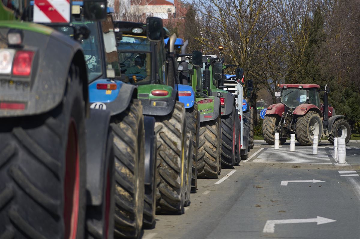 Tractores en Vitoria. Foto: EFE