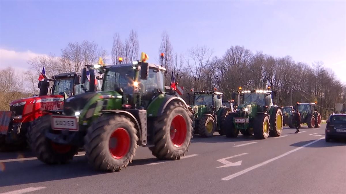 Más de un centenar de tractores salen a la carretera en Behobia