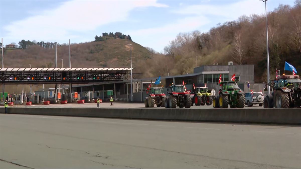 Tractores en la muga. Imagen obtenida de un vídeo de EITB Media.